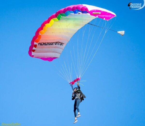 Luci flying her rainbow coloured Icarus Safire 3