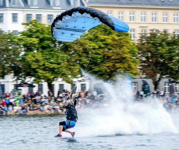 Aurel marquet swooping Leia dragging water in Copenhagen with audience in background