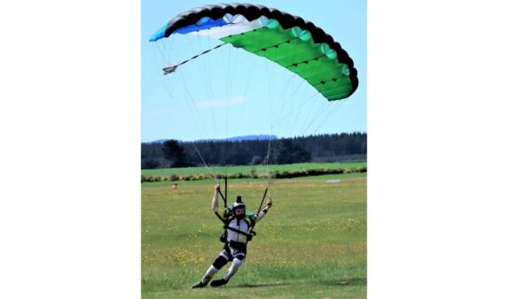 mason holden flying icarus leia pulling on rear risers and dragging feet along grass