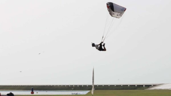 bruno geada leaning forward in harness flying petra on rears over pond profile view photo credit paulo cotrim