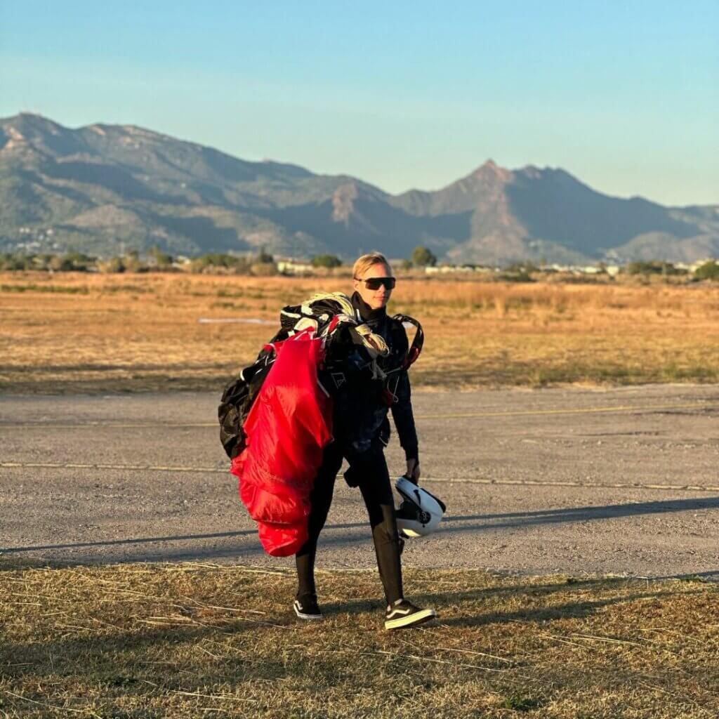 Máté carrying safire 3 over shoulder returning from landing area